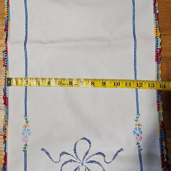 Vintage Hand-Embroidered Linen table runner floral basket design with picot edge - Picture 8 of 9